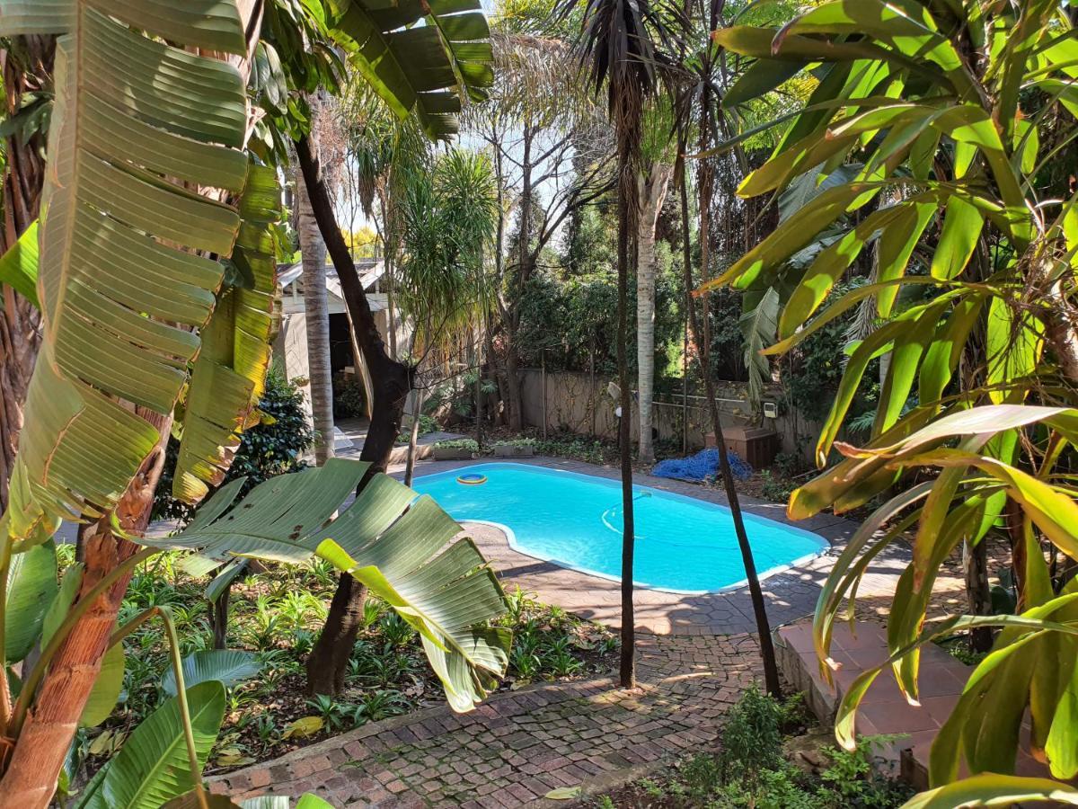 Waterhouse Guest Lodge - Indus Street Pretoria-Noord エクステリア 写真