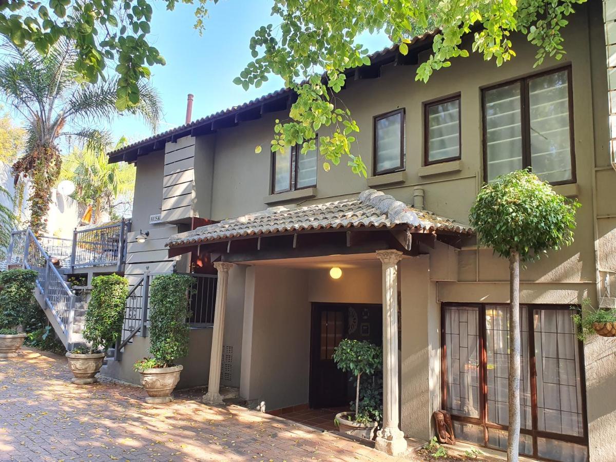 Waterhouse Guest Lodge - Indus Street Pretoria-Noord エクステリア 写真