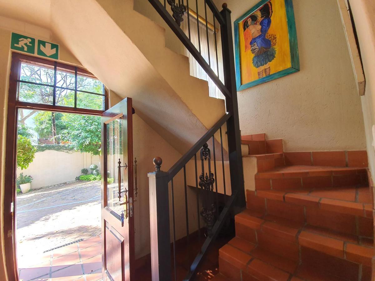 Waterhouse Guest Lodge - Indus Street Pretoria-Noord エクステリア 写真