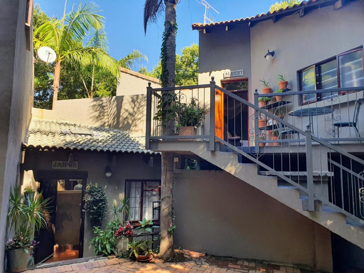 Waterhouse Guest Lodge - Indus Street Pretoria-Noord エクステリア 写真