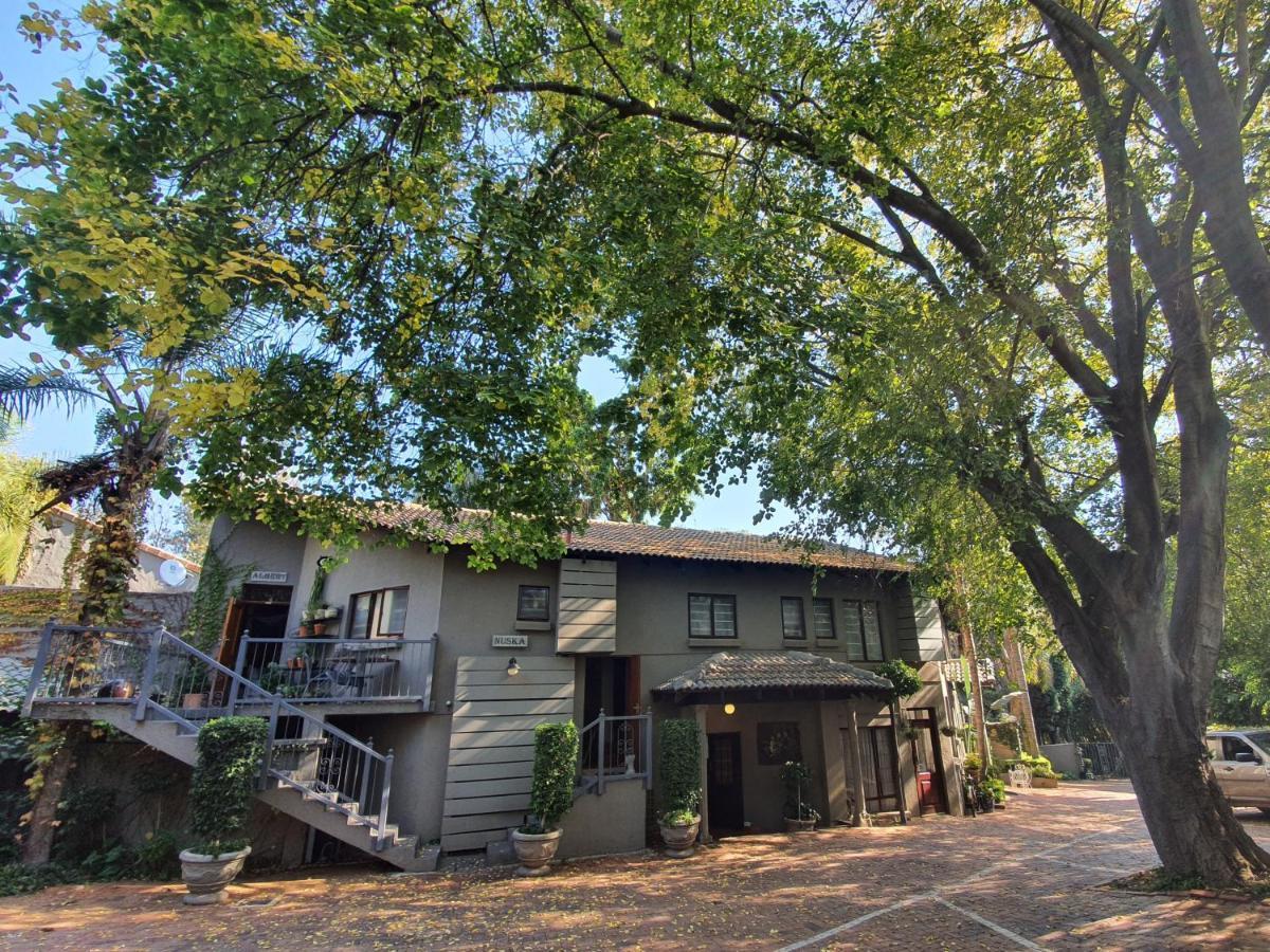 Waterhouse Guest Lodge - Indus Street Pretoria-Noord エクステリア 写真